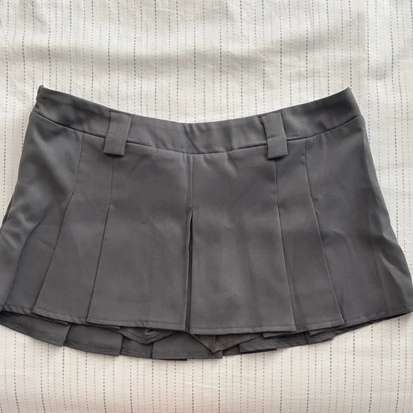Gray Pleated Mini Skirt - Picture 2 of 2